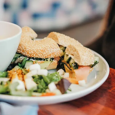 Canal View 4* Amszterdam